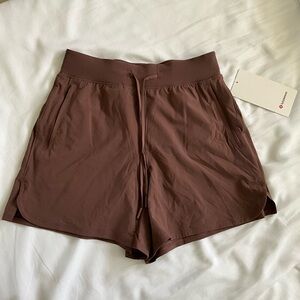Lululemon License to Train High-Rise Short 4" . NWT. Size 4. DKOX